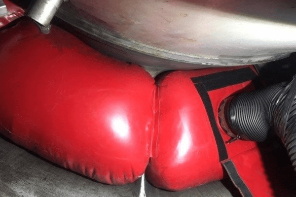 Inflatable pipe plug used for sealing turbine duct in LNG plant