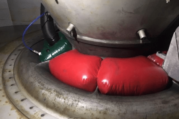 Inflatable duct plug for gas turbines in an LNG plant